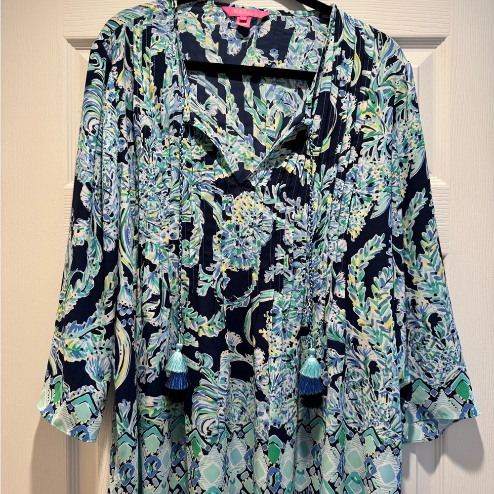 Lilly Pulitzer Marlina Tunic Blue and Black Graphic 3/4 Sleeve tunic 
Like new